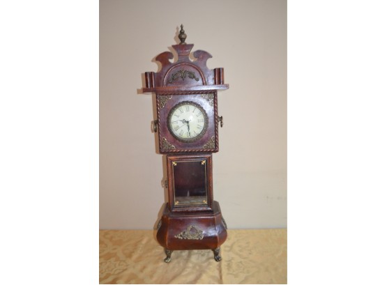 (#111) Table Top Battery Operated Clock