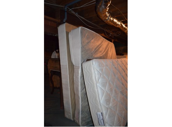 Full Size And King Size Mattress With Box Springs - Excellent