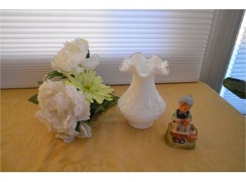 (#158) White Glass Vase With Faux Flowers, Erich Stauffer Figurine 55440 Japan