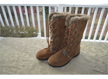 (#413) Suede Inside Faux Fur White Mountain Boots Size 7.5