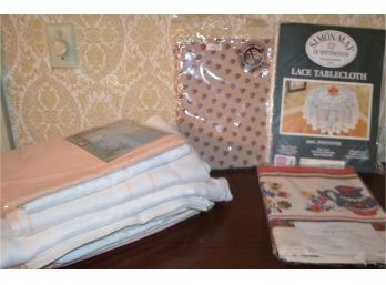 (#4) Assortment Of Table Linens
