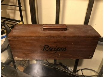 (#121) Vintage Recipe Box With Family Favorite Recipes