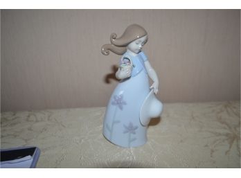 (#49) Lladro  Girl With Hat #8043 6.5'H