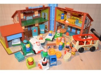 (#171) Vintage Fisher Price House With Little People And Cars