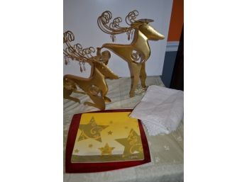 Gold Metal Reindeer Decor With 2 Plastic Plates