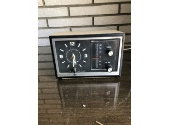 (#301) Vintage General Electric Clock Radio