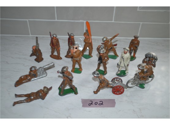 (#202) Vintage Barclay Manoil Lead Metal Military Toy Soldiers (15)