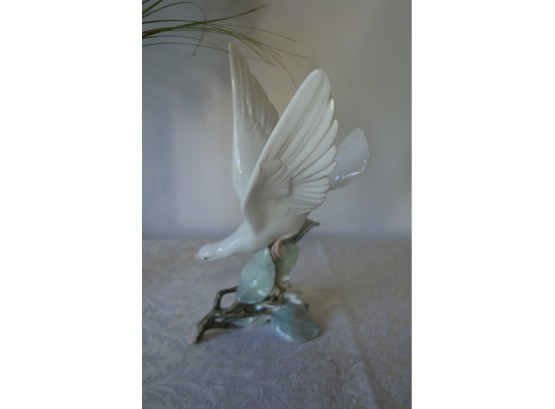 (#61) Llardo Bird Figurine (slight Chip On Wing And Tip Of Bird Nose)