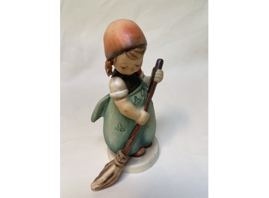 (#14)  Vintage 4.5' Goebel Hummel 'little Sweeper' Figurine #171