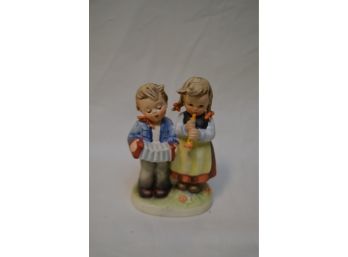 (#25)  Vintage 4.5' Goebel Hummel 1952 Boy And Girl 'Birthday Serenade' Figurine #218 2/0