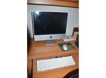 (#165) Mac 20' 2.4GHz/ 1GB Apple Desk Top Computer Model No A1224 And Keyboard, Mouse - Works
