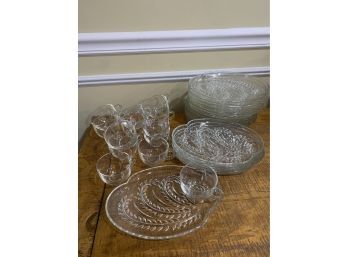 16 Glass Luncheon Plates With 13 Cups