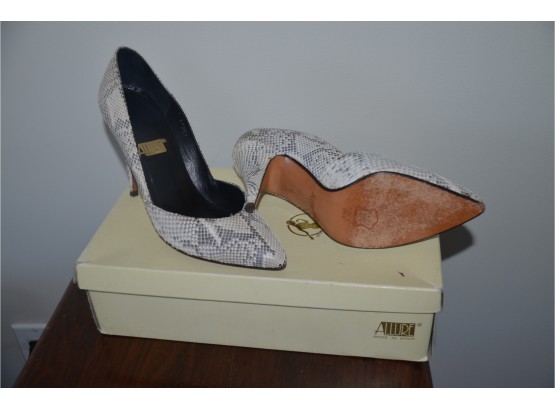 (#104) Vintage Allure Snake Skin Shoe Size 6