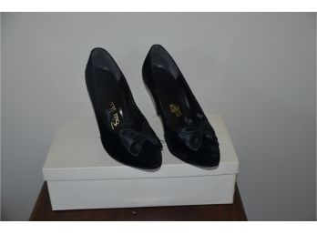 (#105) Bill Valentine Black Velvet Shoe Size 6 (needs New Heal Taps)