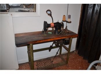Antique 1910 Singer Sewing Machine With Table (may Still Work)