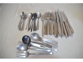 (#89) Assortment Of Stainless Steel Flatware Pieces