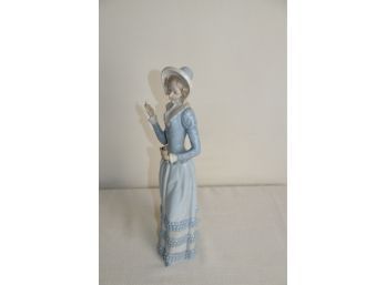(#35) Llardo Women Figurine (one Finger Broke) 12'H