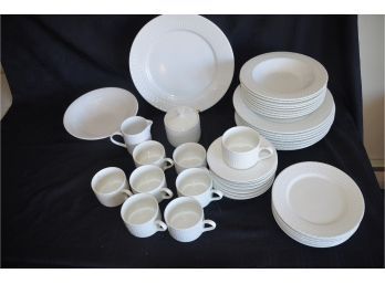 (#56) Cuisinart Wicker White Dish Set Serve Of 8 -some Wear Microwave, Oven Safe, Dishwasher Has - See Details