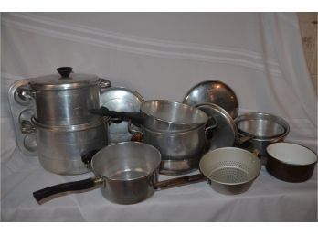 (#70) Vintage Aluminum Cook Ware Pots And Pans