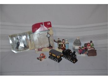 (#125) Holiday Ceramic Figurines, Holiday House Street Lights, Ornaments