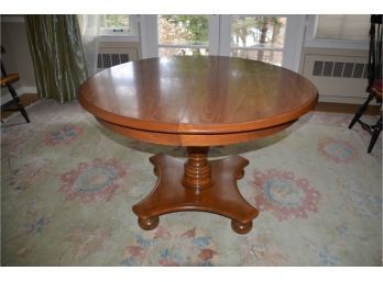 Traditional Round Pedestal  Dining / Kitchen Table Oval Table With 2 Leafs Classic Solid Wood