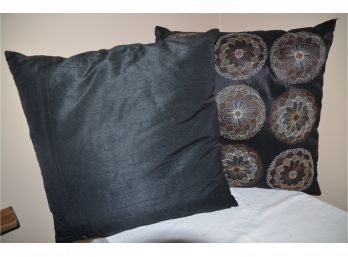 (#84) Black 19x19 Decorative Zippered Pillows