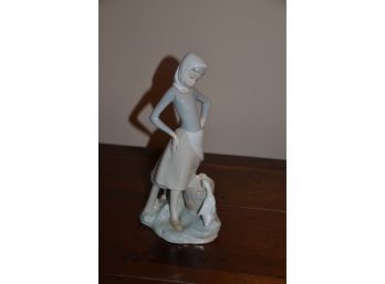 (#15) Llardo Girl Figurine With Duck And Bucket Daisa 9.5'H