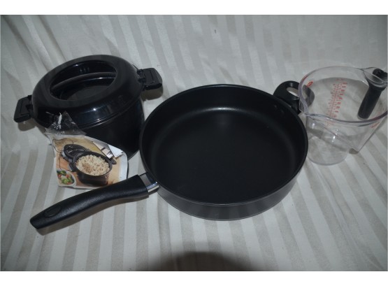 (#129) Kitchen Pan With Lid And Microwave Rice Cooker