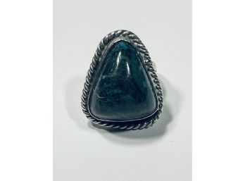 GORGEOUS STERLING SILVER & LARGE GREEN FLECKED CABOCHON RING - SUZE 6 1/2