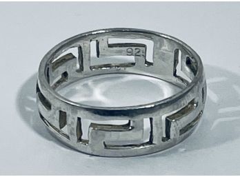 VINTAGE STERLING SILVER GEOMETRIC DESIGNED RING - SIZE 8 - 1/4' IN WIDTH
