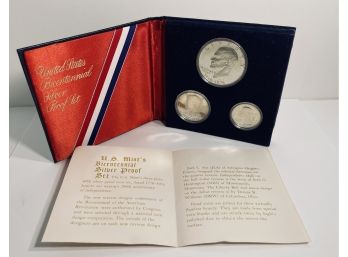 1776-1976 UNITED STATES BICENTENNIAL SILVER UNCIRCULATED SET IN DISPLAY CASE