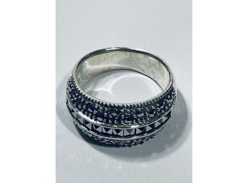 BEAUTIFUL STERLING SILVER AND MARCASITE RING - SIZE 7 1/2