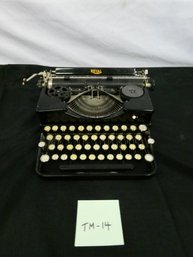 Royal Manual Typewriter In Great Condition (but Needs A Ribbon)