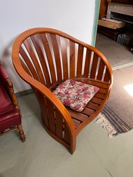 Very Nice Wooden Semi-circle Chair! Sturdy And In Great Condition. 33 Tall X 36 Across X 26.5 Deep
