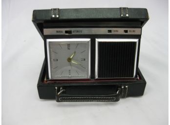 Vintage Peerless Globe-Trotter Clock Radio