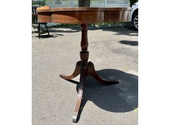 Grand Rapids Furniture Company - Duncan Phyfe Style Mahogany Pedestal Table With Scalloped Edges & Brass Feet