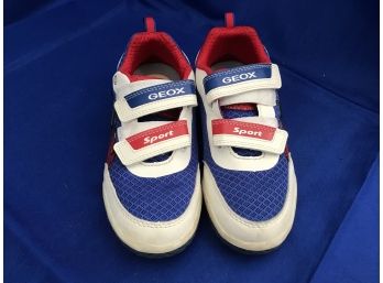 Childs Sneakers. Soles Light Up   US Size 1