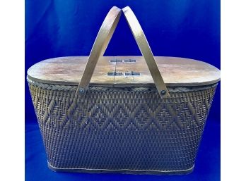 Wonderful Vintage Picnic Basket With Small Interior Serving Table & Vintage Table Cloth