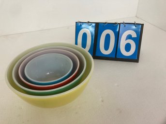 Set Of 4 Pryex Mixing Bowls
