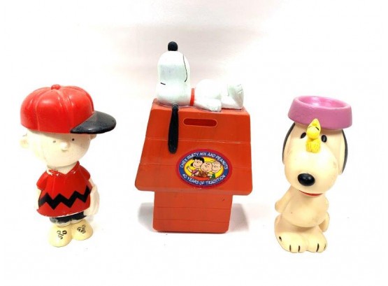 Vintage Snoopy Bank And Charlie Brown And Snoopy Plastic Toys