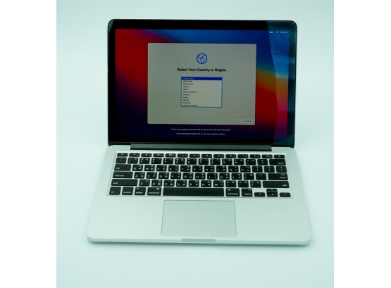 MacBook Pro RETINA DISPLAY 13' 8gb Ram 256 Gig SSD Running OS 11 Big Sur W/ Thule Hard Case!!!