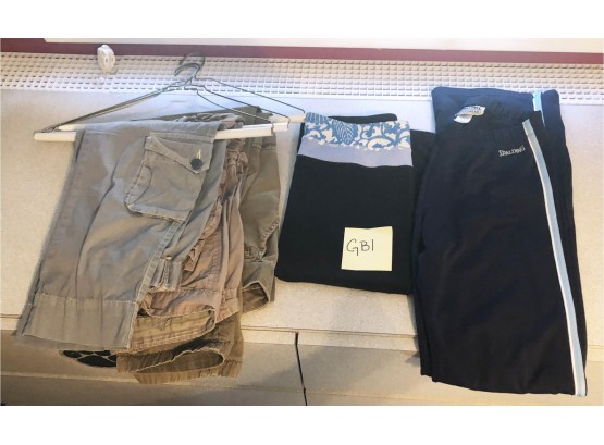 LOT OF WOMANS PANTS- SIZE SMALL AND 4-3 CARGO, 2 SWEATPANTS-GB1