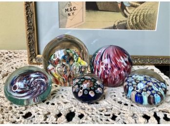 (D-50) LOT OF 5 VINTAGE GLASS PAPERWEIGHTS - MILLIFIORE , SWIRL, FLOWERS -3.5'