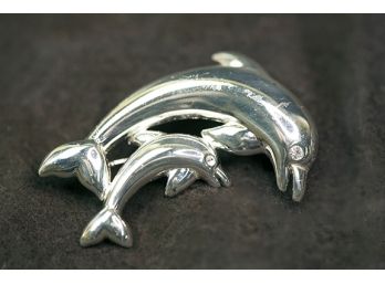 (A10) VINTAGE COSTUME JEWELRY PIN-SILVER COLORED MOTHER DOLPHIN WITH BABY-2 'X 1 '