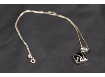 (A27) VINTAGE STERLING SILVER AND BLACK STONE NECKLACE-W/STERLING CHAIN-W/CHAIN APPROX. 10 INCHES