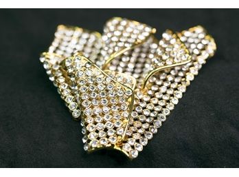 (A3) VINTAGE VALENTINO GOLD TONE METAL W/ CZ BROOCH-APPROX. 3'X 3 1/2' WEIGHS APPROX. 22.9 DWT