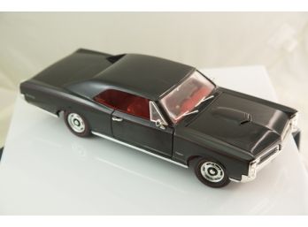 (D3) VINTAGE 1966 MODEL PONTIAC GTO BLACK AND RED- MUSCLE CAR ERTL-1:18-0982U