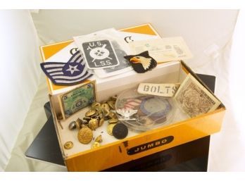 (d6) POTPOURRI OF MILITARY PATCHES-MILITARY MONEY-BUTTONS ETC