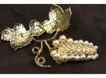 (A24) VINTAGE VALENTINO FAUX PEARL, ENAMEL AND FAUX DIAMOND GOLD TONE PIN-MEASURES APPROX. 5' X 4'