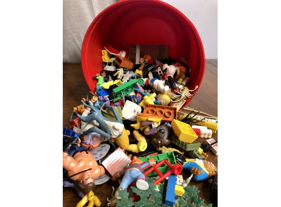 (A-32) CRAYOLA BUCKET OF VINTAGE ASSORTED FIGURINES / TOYS / ACTION FIGURES